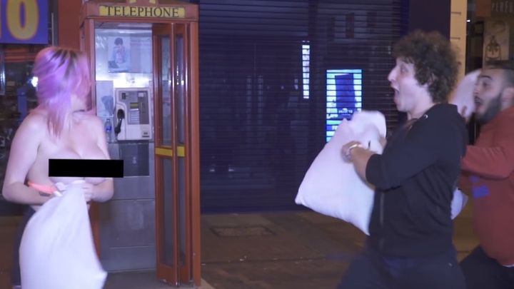 Бои подушками со случайными прохожими Бои подушками со случайными прохожими