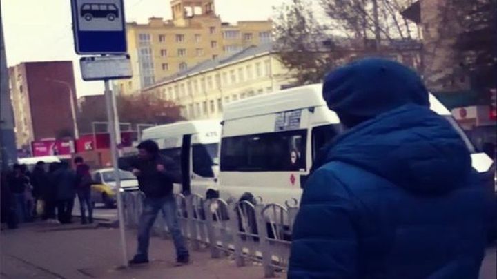Омский "мастер кунг-фу" избил дорожный знак Омский "мастер кунг-фу" избил дорожный знак