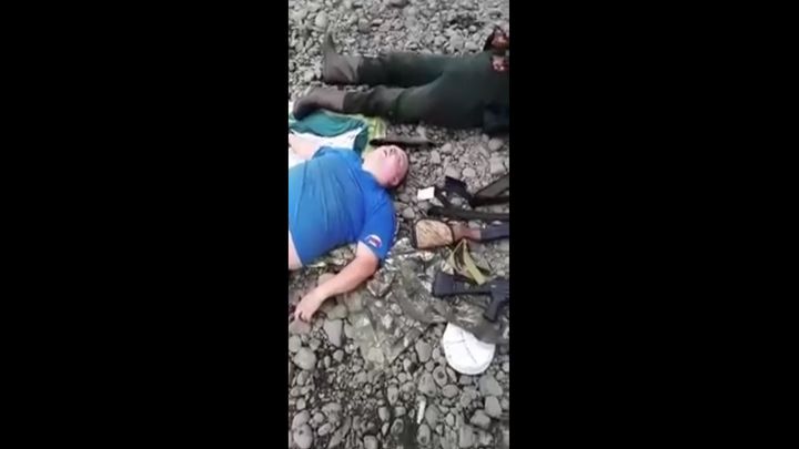 Бери оружие и делай с ним что хочешь: очевидцы сняли "убитых" охотников на привале Бери оружие и делай с ним что хочешь: очевидцы сняли "убитых" охотников на привале