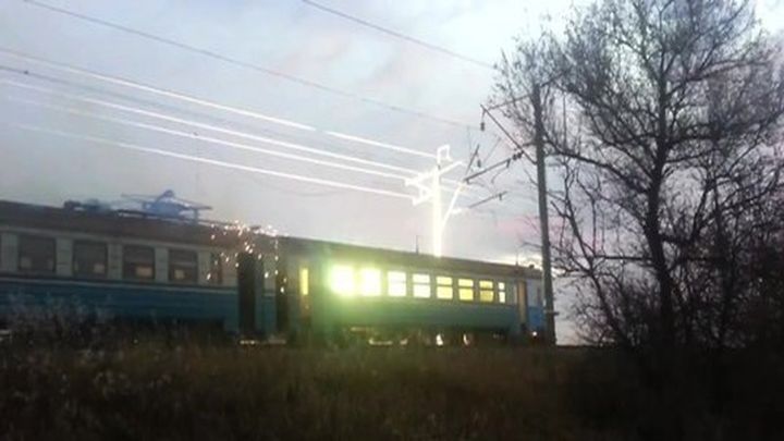 Как выглядит обрыв контактного провода у электрички. Жуткие кадры! Как выглядит обрыв контактного провода у электрички. Жуткие кадры!