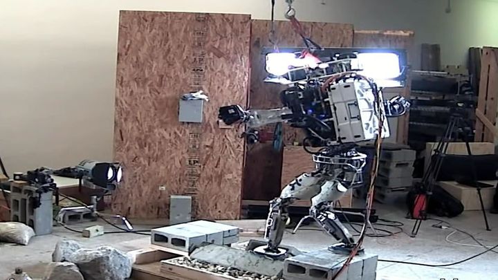 Скайнет всё ближе: робота Boston Dynamics научили по-человечески ходить по развалинам Скайнет всё ближе: робота Boston Dynamics научили по-человечески ходить по развалинам