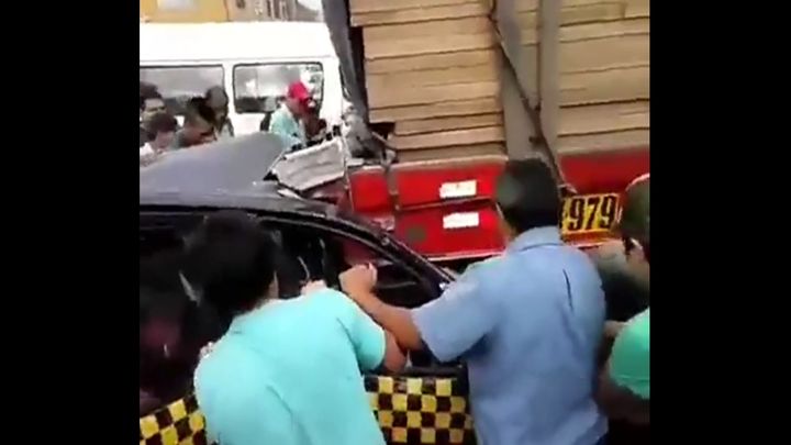 Такси на скорости врезалось в грузовик Такси на скорости врезалось в грузовик