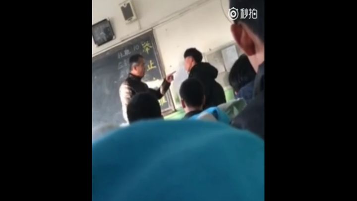 Китайский учитель надавал пощечин ученику за опоздание на урок Китайский учитель надавал пощечин ученику за опоздание на урок