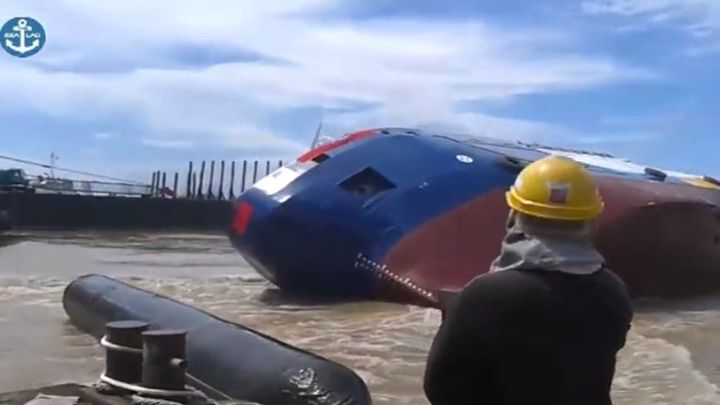 Первый спуск судна на воду пошел не по плану Первый спуск судна на воду пошел не по плану