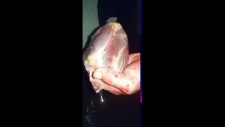 Заключенный держит ещё бьющееся сердце врага Заключенный держит ещё бьющееся сердце врага