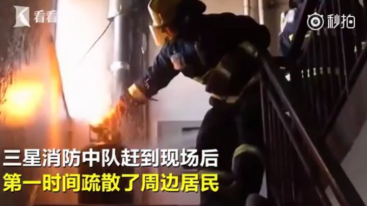Суровый китайский пожарный вынес из здания горящий газовый баллон Суровый китайский пожарный вынес из здания горящий газовый баллон