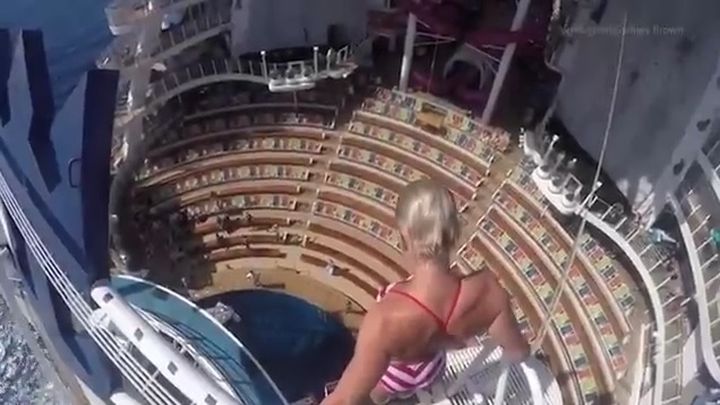 Впечатляющий прыжок в бассейн круизного лайнера с 17-метровой вышки Впечатляющий прыжок в бассейн круизного лайнера с 17-метровой вышки