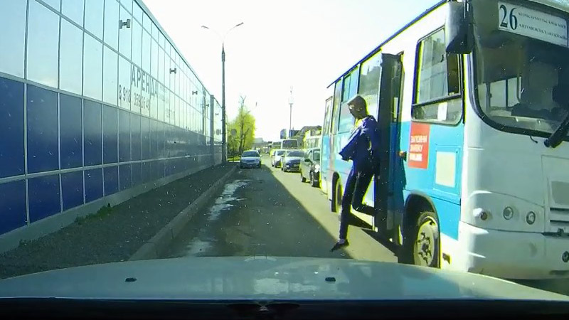 В Краснодаре девушка вышла из автобуса во время движения В Краснодаре девушка вышла из автобуса во время движения