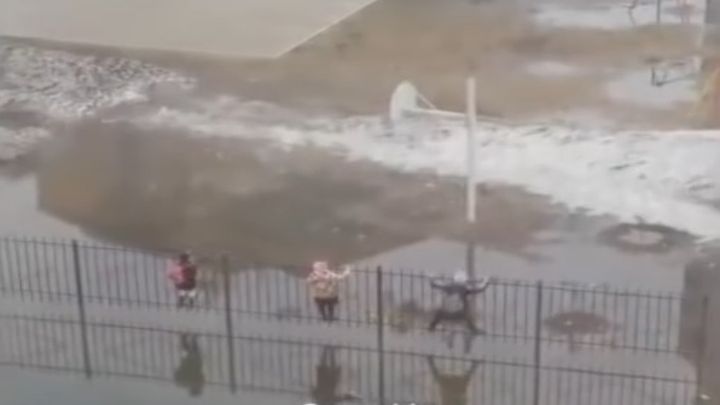 За ключом к знаниям! Школьники из Омска добираются до школы через огромную лужу За ключом к знаниям! Школьники из Омска добираются до школы через огромную лужу