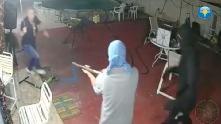 Хозяин дома отбился от вооруженных грабителей с помощью мачете Хозяин дома отбился от вооруженных грабителей с помощью мачете