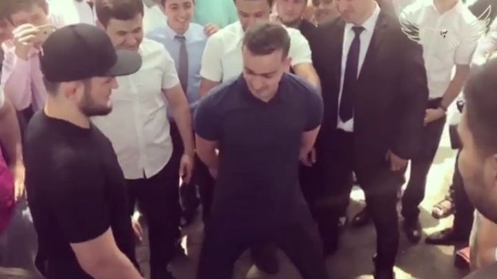 Боец UFC Хабиб Нурмагомедов проверил пресс фаната на прочность Боец UFC Хабиб Нурмагомедов проверил пресс фаната на прочность