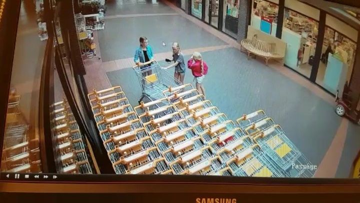 Девочки решили поиграть с магазинной тележкой, но не подумали о последствиях Девочки решили поиграть с магазинной тележкой, но не подумали о последствиях