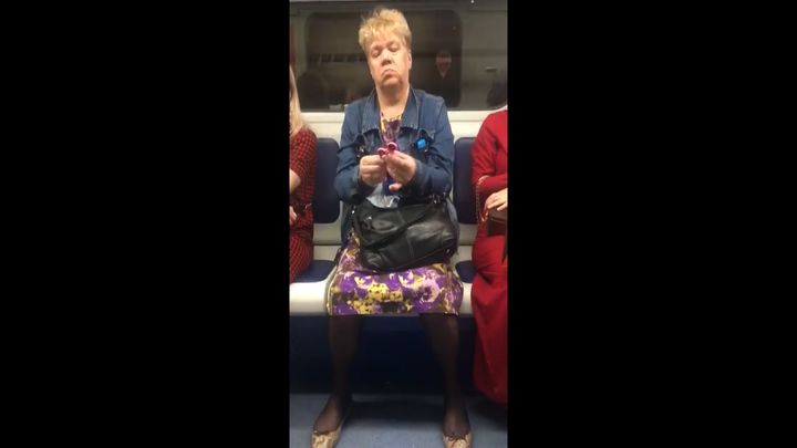 Невозмутимая пенсионерка крутит спиннер в вагоне метро Невозмутимая пенсионерка крутит спиннер в вагоне метро