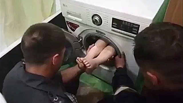Мальчик застрял в стиральной машине Мальчик застрял в стиральной машине