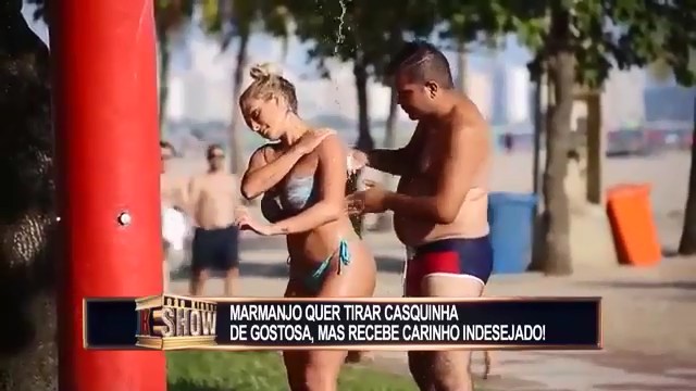 Розыгрыш мужчин в душе на пляже Розыгрыш мужчин в душе на пляже