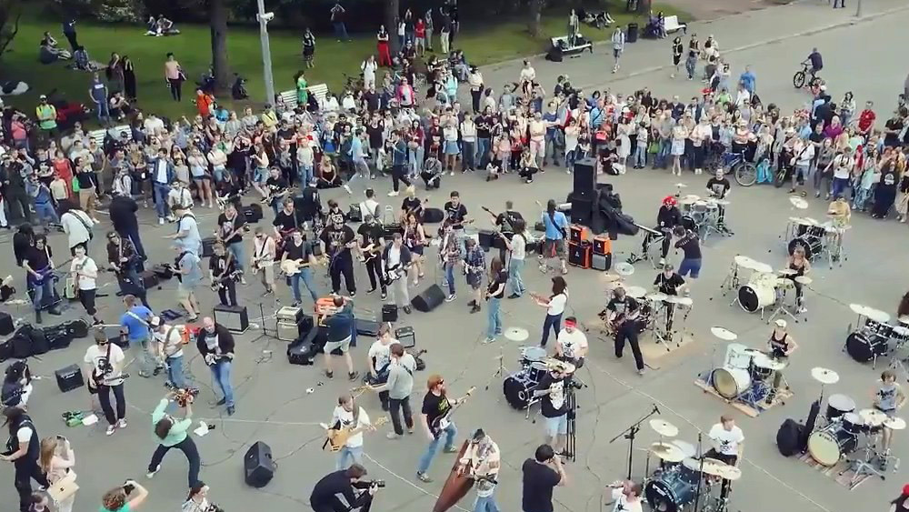 Более 200 музыкантов спели "Numb" в Москве Более 200 музыкантов спели "Numb" в Москве