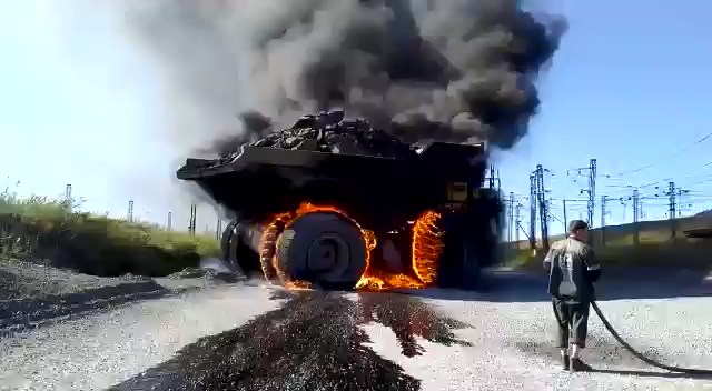 В Казахстане загорелся карьерный самосвал БелАЗ В Казахстане загорелся карьерный самосвал БелАЗ