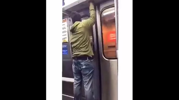 Когда осознал, что пропустил свою остановку в метро Когда осознал, что пропустил свою остановку в метро
