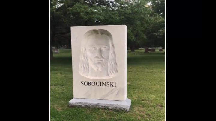 На американском кладбище есть памятник, который "следит" за посетителями На американском кладбище есть памятник, который "следит" за посетителями