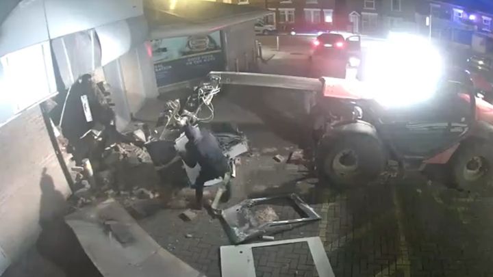 Воры использовали экскаватор чтобы украсть банкомат из супермаркета Воры использовали экскаватор чтобы украсть банкомат из супермаркета