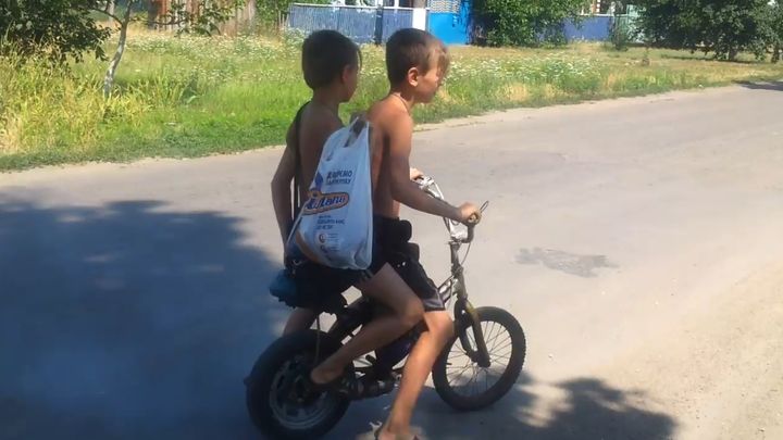 Папа собрал для своих сыновей мопед из детского велосипеда Папа собрал для своих сыновей мопед из детского велосипеда