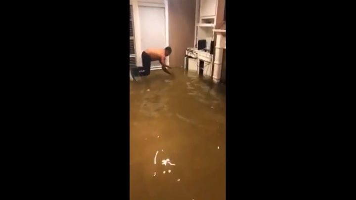 Мужчина ловит рыбу в собственной гостиной после наводнения в Хьюстоне Мужчина ловит рыбу в собственной гостиной после наводнения в Хьюстоне