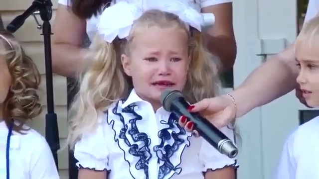 В Новосибирске маленькая девочка расплакалась, читая стих В Новосибирске маленькая девочка расплакалась, читая стих