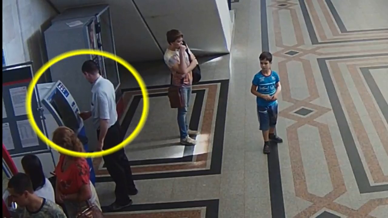 Мужчина присвоил деньги, забытые в банкомате Мужчина присвоил деньги, забытые в банкомате