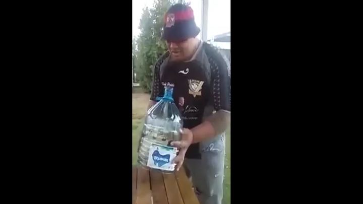 Мужчина выпил семь бутылок пива за несколько секунд Мужчина выпил семь бутылок пива за несколько секунд