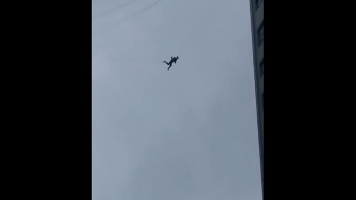 Китаец попытался сбежать из отеля по телефонному проводу, чтобы не оплачивать номер Китаец попытался сбежать из отеля по телефонному проводу, чтобы не оплачивать номер