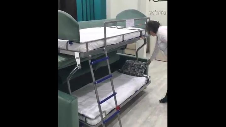 Лёгким движением руки, кровать превращается Лёгким движением руки, кровать превращается