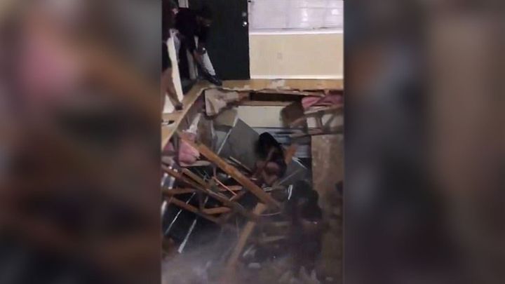 Студенты провалились под пол во время вечеринки Студенты провалились под пол во время вечеринки