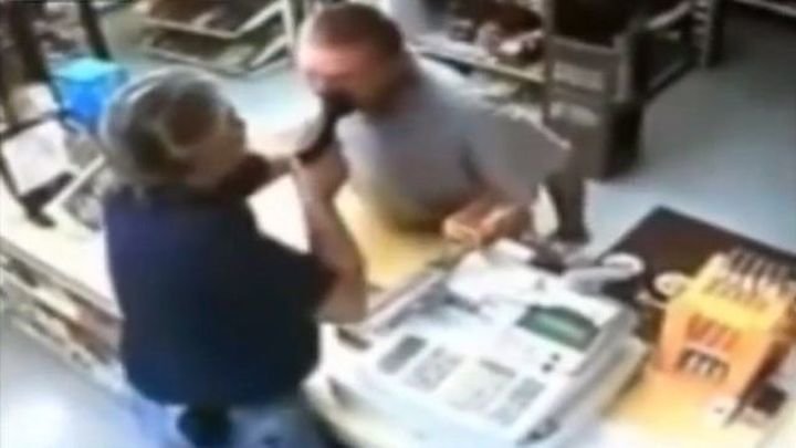 При ограблении магазина злоумышленник явно не ожидал такого развития событий При ограблении магазина злоумышленник явно не ожидал такого развития событий