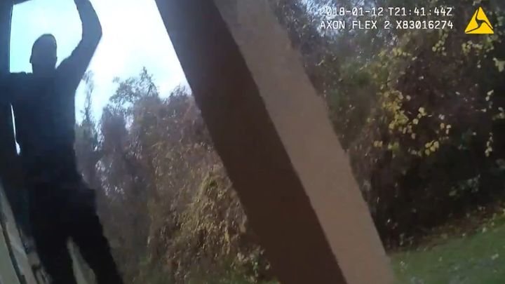 Преступник попытался сбежать от полиции, спрыгнув со второго этажа Преступник попытался сбежать от полиции, спрыгнув со второго этажа