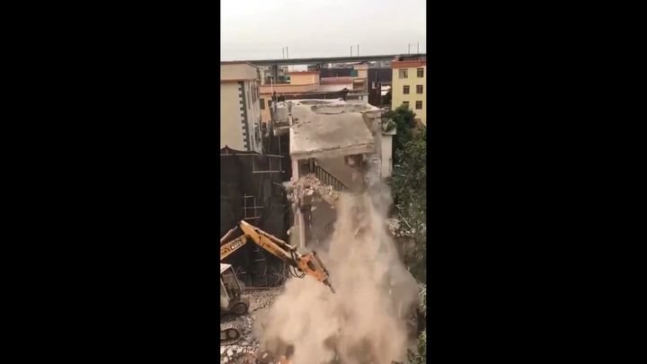 Бетонная плита упала на экскаватор во время сноса здания Бетонная плита упала на экскаватор во время сноса здания