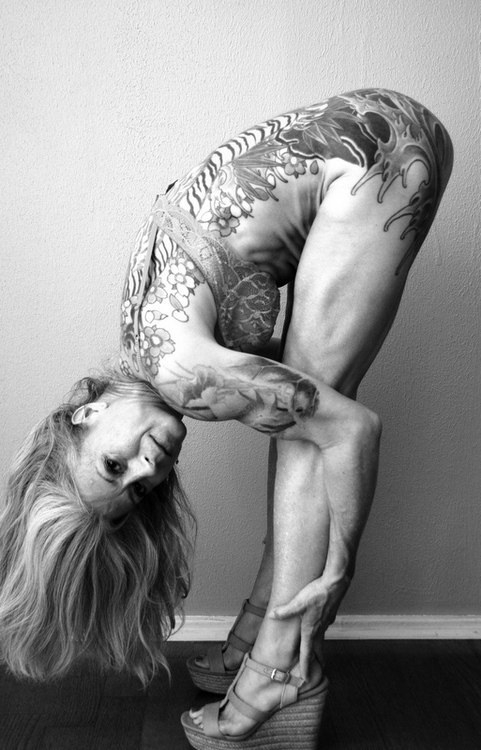 Татуированная красотка показала свою попку во время съемки домашнего порно