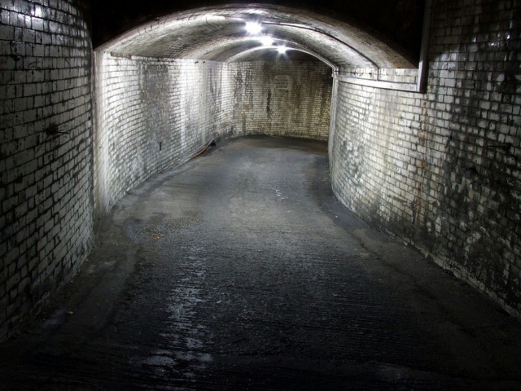 Железнодорожный тоннель с раритетными автомобилями авто, ливерпуль, тоннель