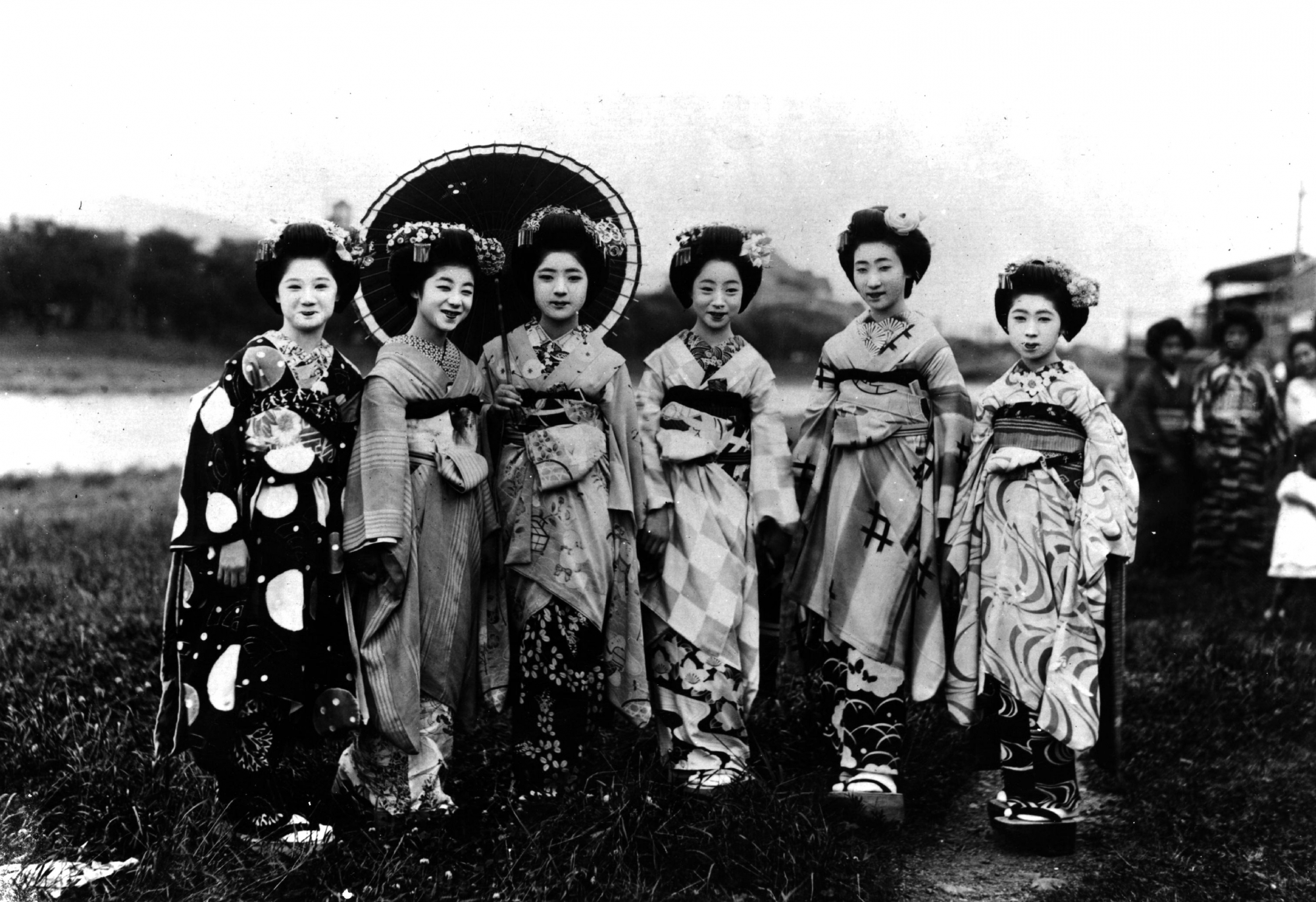Молодая японская гейша развлекает волосатых самураев