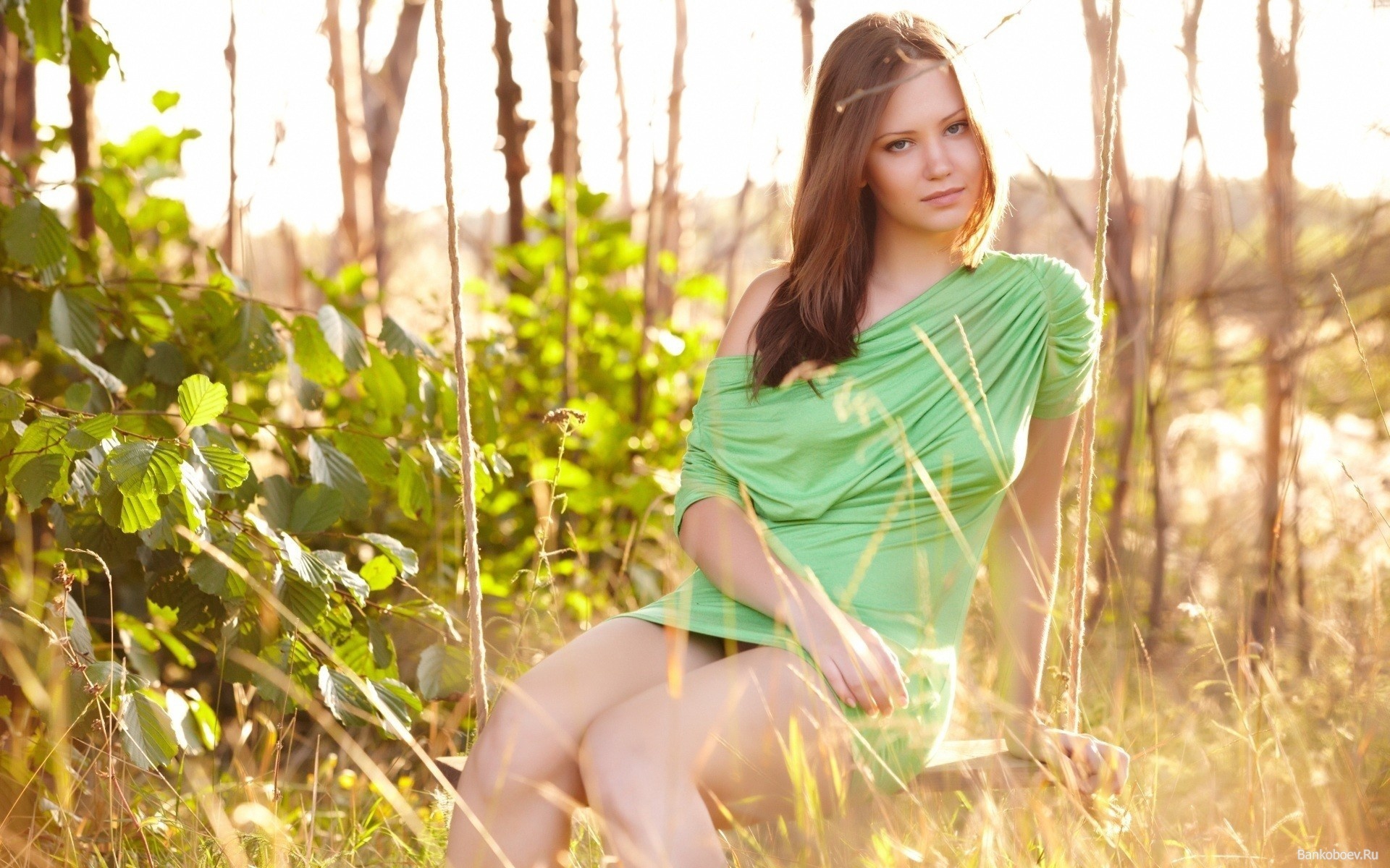 Фото девушки с красивой пиздой в зелёном лесу