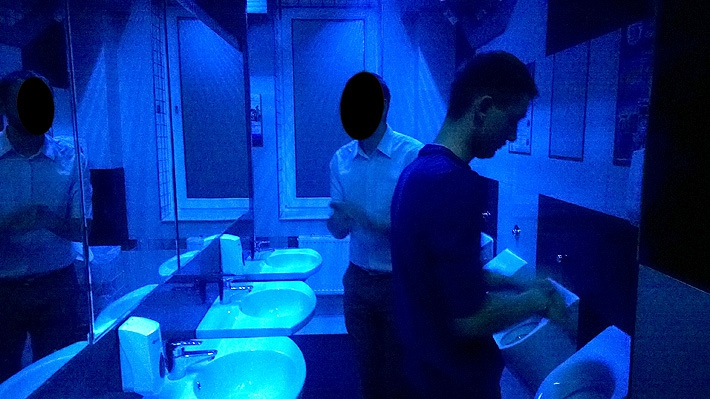 В туалете японского ночного клуба