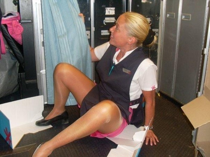 Стюардесса раздевается прямо в самолёте