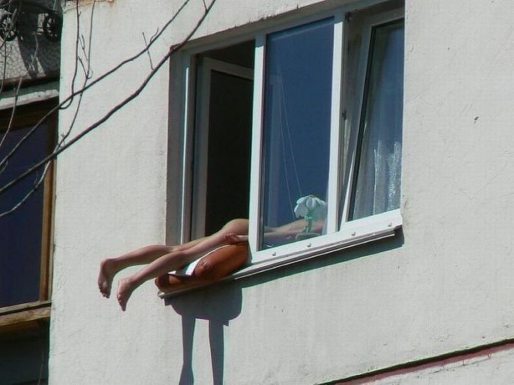 Сосед подглядывает в окно за подругой которая не стала стесняться и ходит по дому голенькой