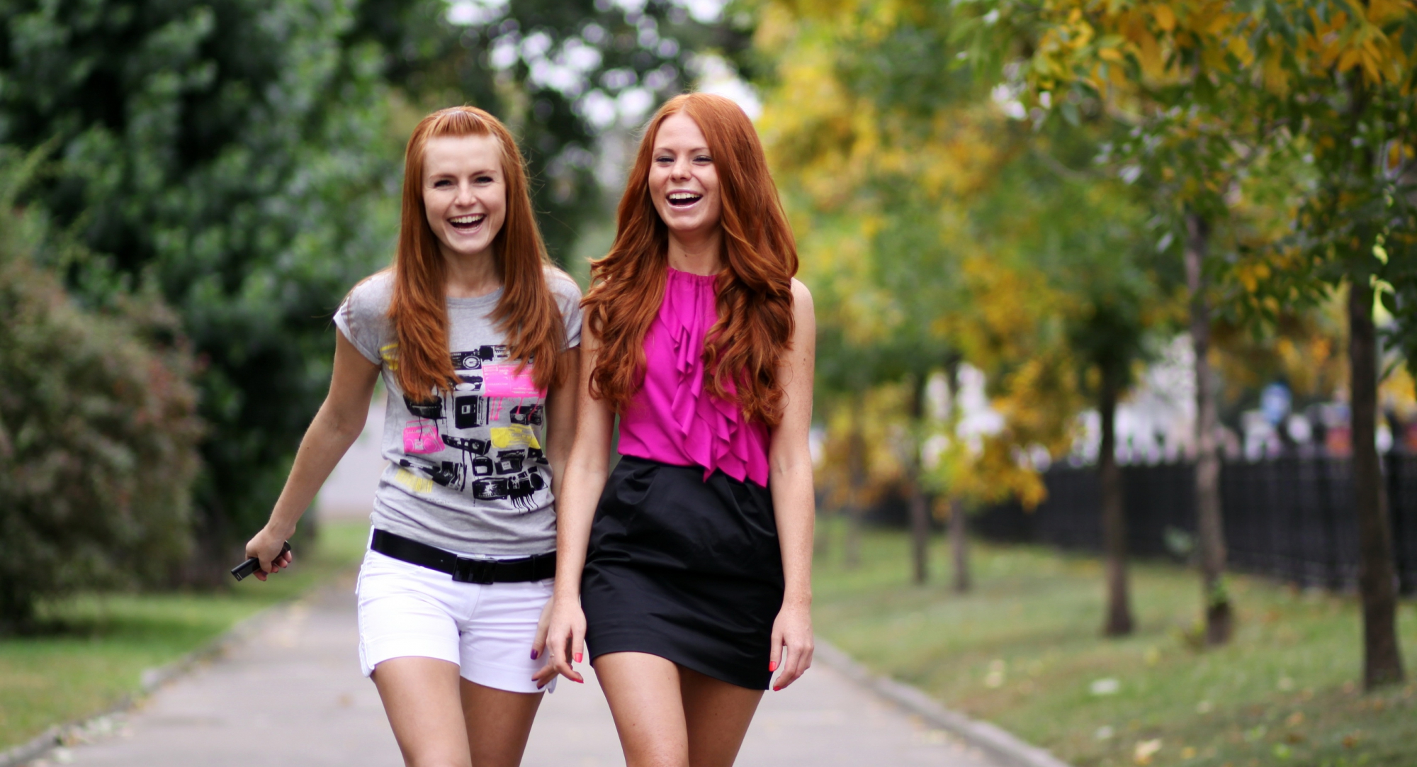 Блондинка рыжая европейка и азиатка сосут болт хахаля на улице