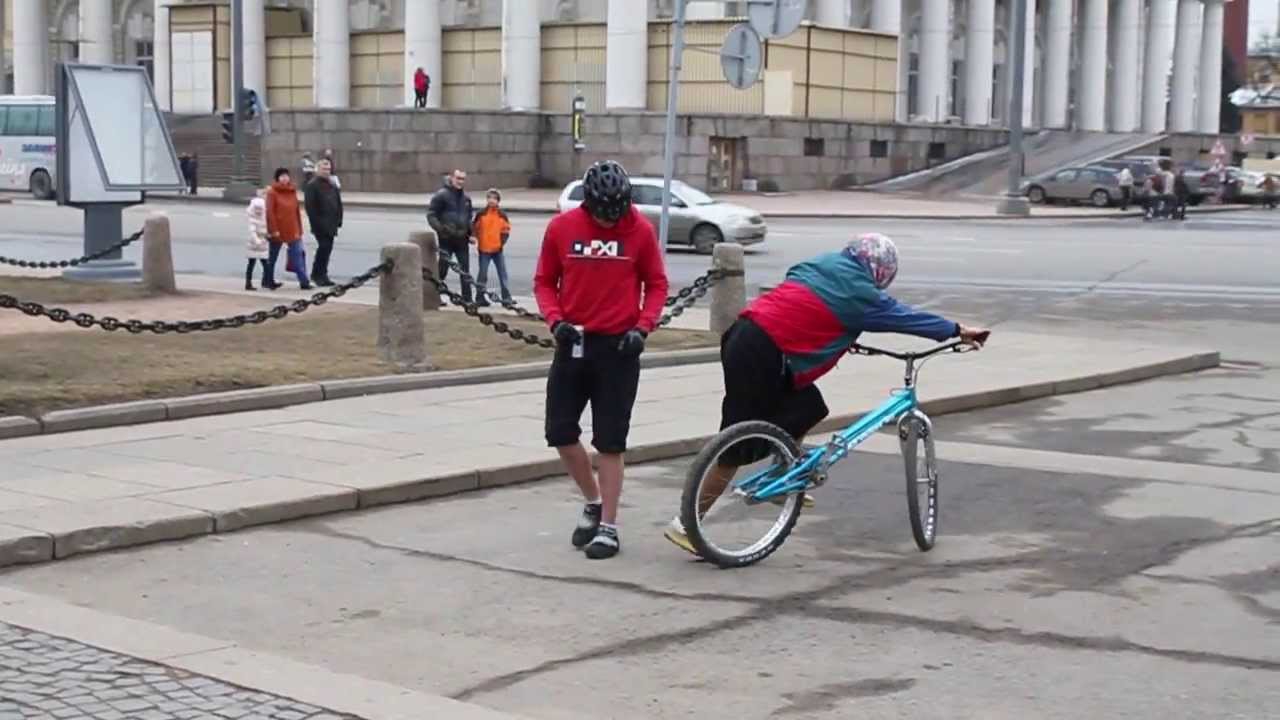 Бабушка на велосипеде шокировала питерцев Бабушка на велосипеде шокировала питерцев