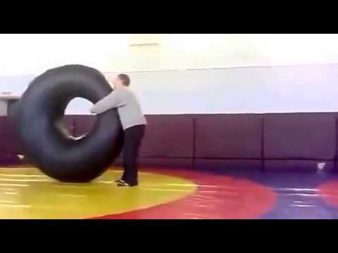 Физрук мочитв спортзале Физрук мочитв спортзале