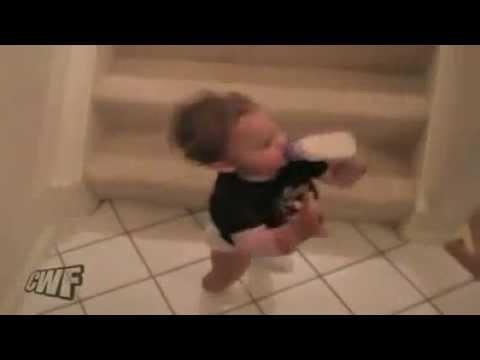 Малыш спускается по ступенькам. Малыш спускается по ступенькам.