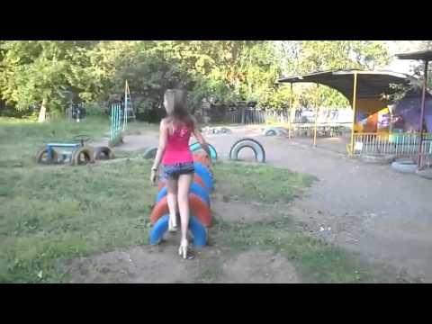 Девушку отвлекли прикол. Девушку отвлекли прикол.