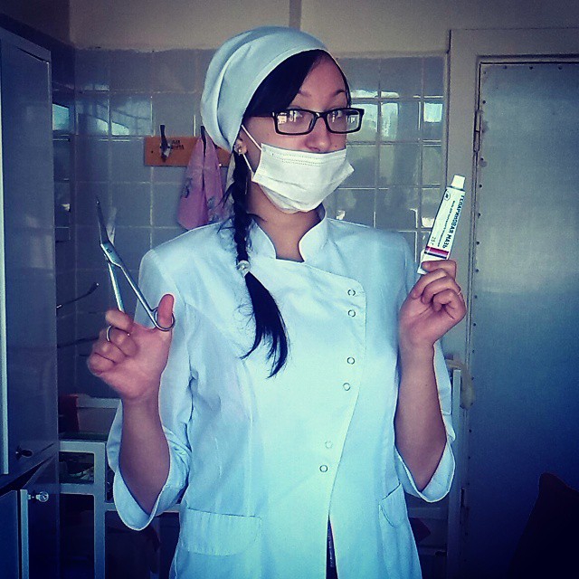 Красивая брюнетка медсестра в черных чулках трахается со своим пациентом 