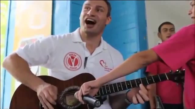Виталька играет и поёт Виталька играет и поёт