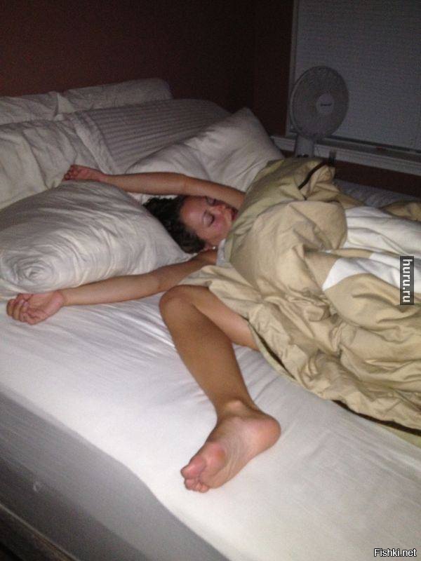 Муж сфотографировал зад спящей жены фото